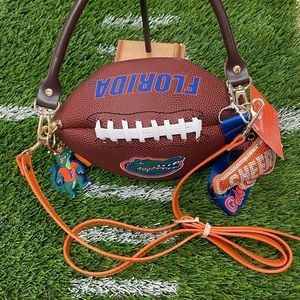 Florida Gators 🐊 🏈 purse. How cute is this? Are u an alumni or gator’s fan?